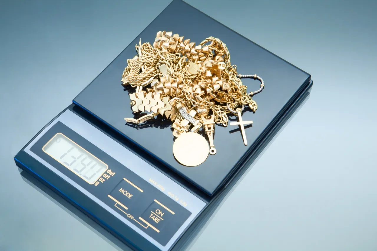 Bijoux en or déposés sur une balance pour être pesés