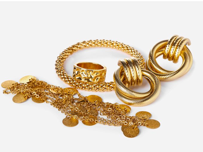 Bracelet, bague, boucles d'oreilles et chaîne en or