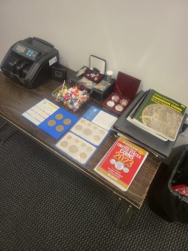 Ensembles de pièces de collection et catalogues de référence sur une table