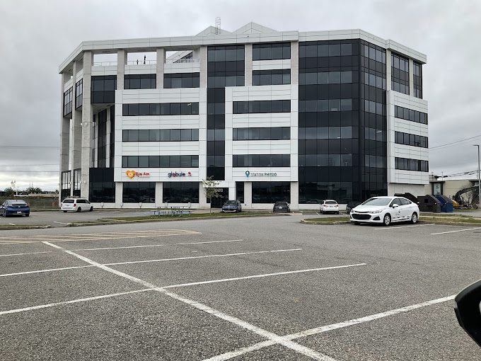 L'édifice du 1020, rue Bouvier vu du stationnement