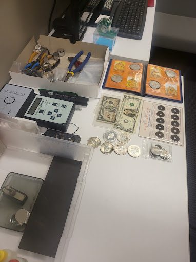 Poste d'évaluation avec outils de mesure, pièces d'argent et billets